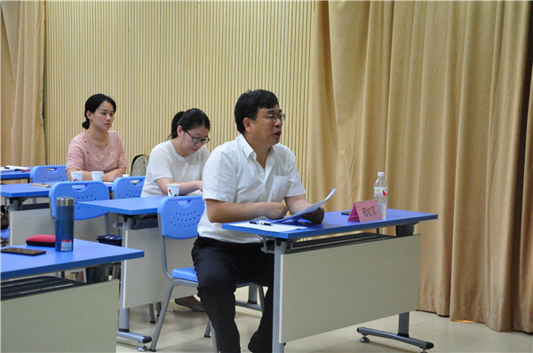 邢红军教授作现场点评